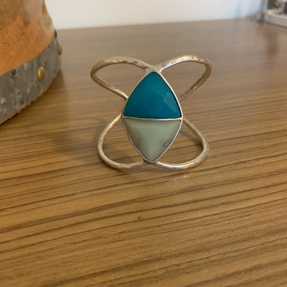 Color block bracket